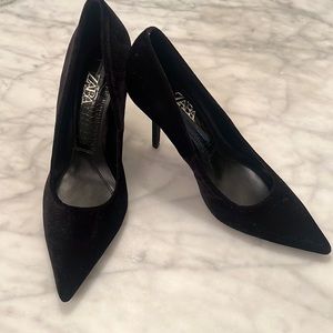 Zara velvet pumps. Never worn, brand new! I wear 6.5-7, these fit like a 7